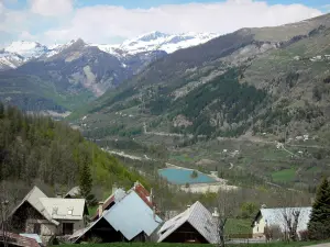 Tal des Drac Noir - Chalets mit Blick auf das Tal des Drac Noir und die umliegenden Berge; im Champsaur, im Nationalpark Écrins