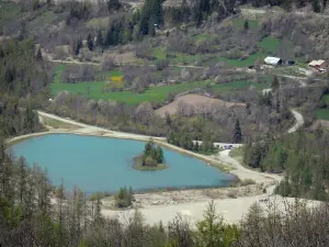 Tal des Drac Noir - Wasserfläche, Wiesen und Bäume; im Champsaur, im Nationalpark Écrins