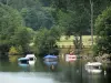 Tal der Mayenne - Boote auf dem Fluss Mayenne und Bäume am Wasserufer, in Daon