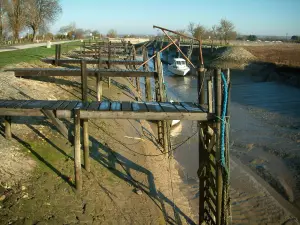 Talmont-sur-Gironde - Porto con le sue barche ormeggiate e pontoni con la bassa marea