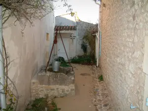 Talmont-sur-Gironde - Wells e l'ingresso di una casa