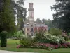 Tarbes - Jardin Massey (parc à l'anglaise) : bâtiment surmonté d'une tour abritant le musée Massey, massifs de fleurs, pelouses et arbres