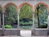 Tarbes - Jardin Massey (parc à l'anglaise) : arcades et colonnes du cloître (vestiges de l'abbaye de Saint-Sever-de-Rustan) avec vue sur l'étang bordé d'arbres