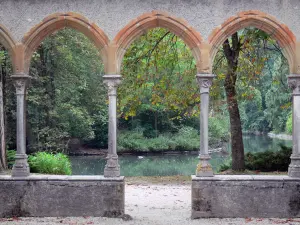 Tarbes - Massey tuin (Engels park): het klooster bogen en kolommen (overblijfselen van de abdij van Saint-Sever-de-Rustan) met uitzicht op de vijver, omringd door bomen