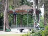 Tarbes - Jardin Massey (parc à l'anglaise) : kiosque entouré d'arbres