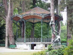 Tarbes - Massey tuin (Engels park): kiosk, omringd door bomen
