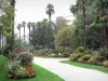 Tarbes - Jardin Massey (parc à l'anglaise) : allée bordée de massifs fleuris (fleurs), d'arbres et de palmiers