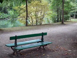 Tarbes - Massey tuin (Engels park) bankje met uitzicht op de vijver, omringd door bomen