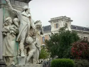 Tarbes - Beelden van het monument Danton (Danton's standbeeld) op de Place Jean Jaurès