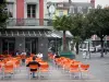 Tarbes - Place de Verdun : terrasse de café, palmiers en pots, arbres et immeubles de la ville