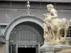 Tarbes - Halle Marcadieu (marché couvert) et statue (sculpture) de la fontaine des Quatre Vallées (fontaine Duvignau)