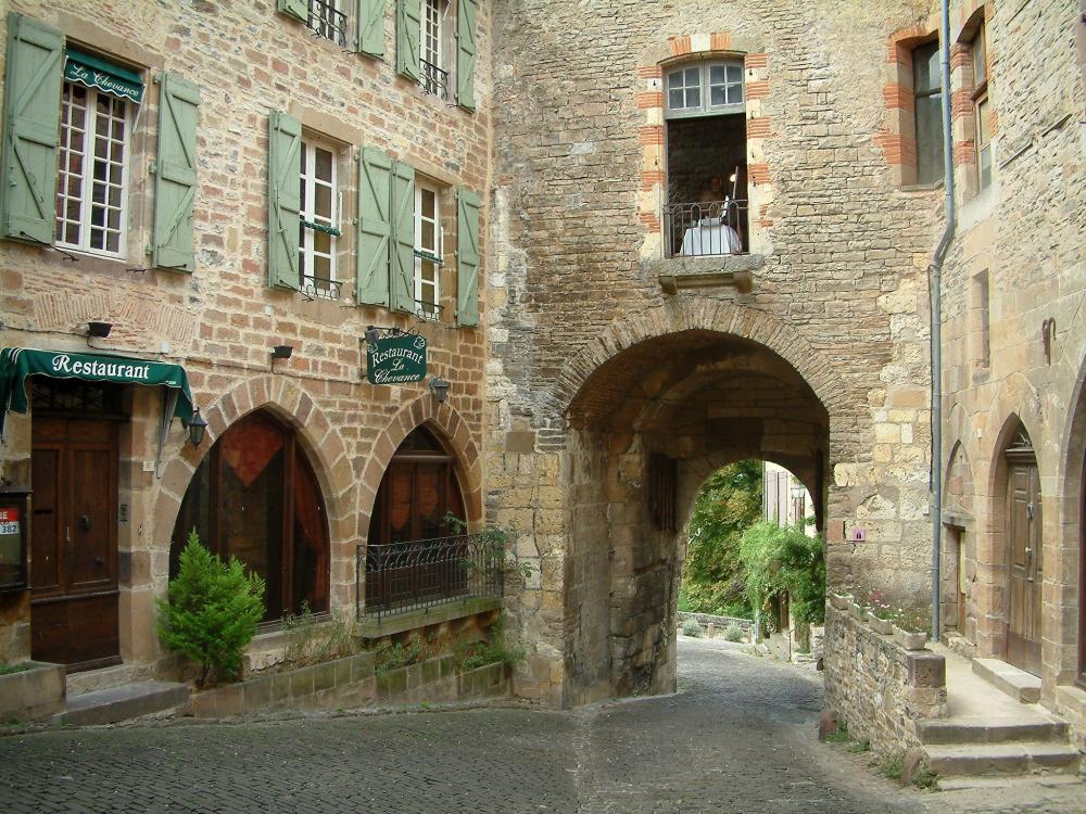 Guide du Tarn - Cordes-sur-Ciel - Porte des Ormeaux et demeures en pierre de la cité médiévale