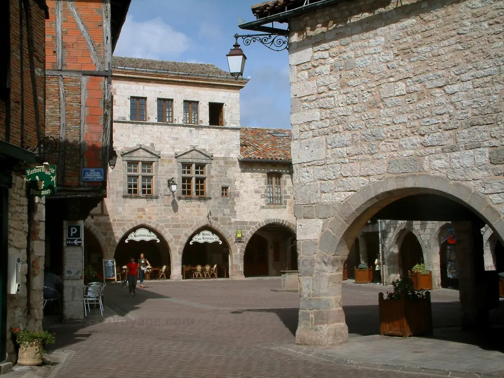 Guía de Tarn - Castelnau-de-Montmiral - Plaza del Ayuntamiento (Place des Arcades) con las casas (fachada de ladrillo, piedra o madera con marco) y cafés al aire libre