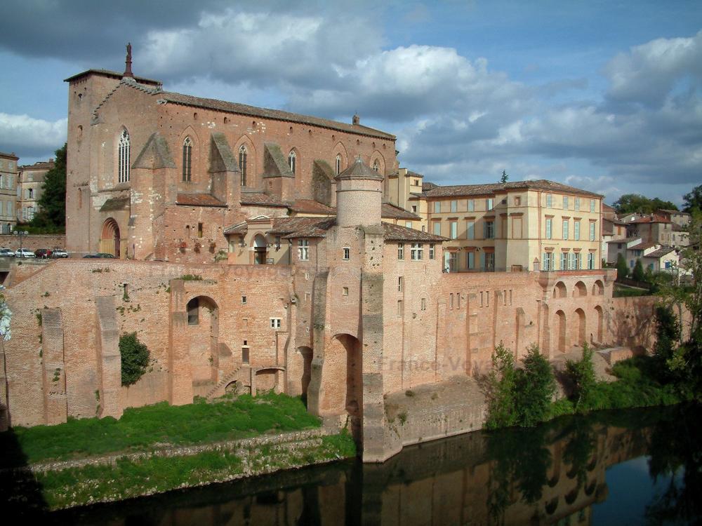 Guide du Tarn - Gaillac - Rivière (le Tarn), abbaye Saint-Michel (bâtiments abbatiaux abritant le musée de l'Abbaye et la Maison des Vins), église abbatiale, maisons de la ville et nuages dans le ciel