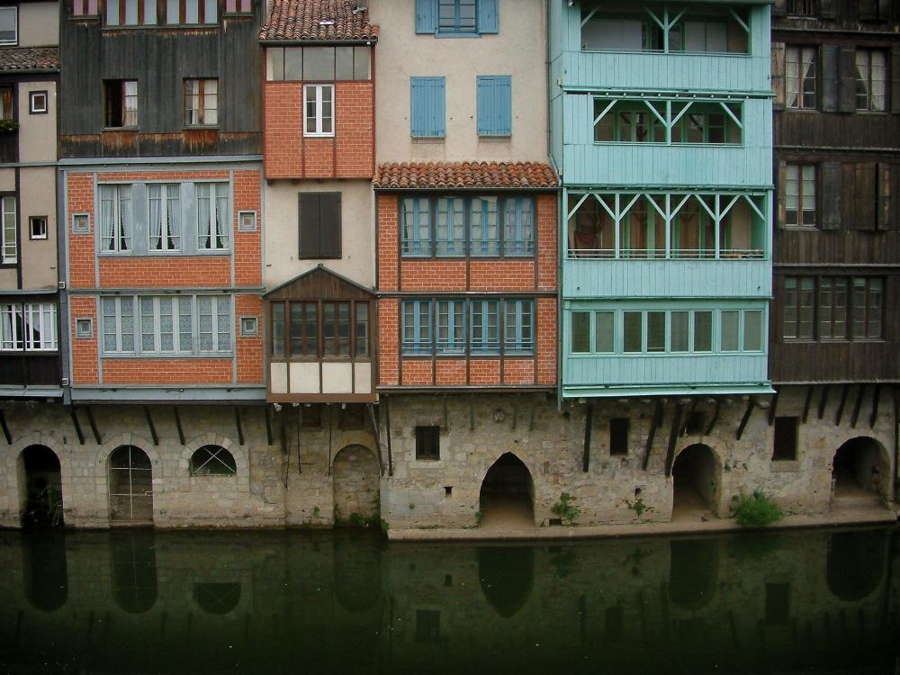 Guide du Tarn - Castres - Vieilles maisons aux façades colorées au bord de l'Agout (rivière)