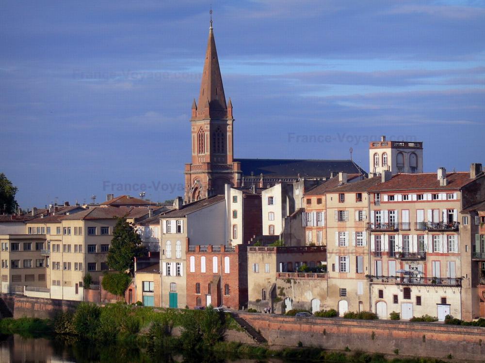 Guide du Tarn-et-Garonne - Montauban - Clocher de l'église Saint-Orens et façades de maisons en bordure de la rivière Tarn