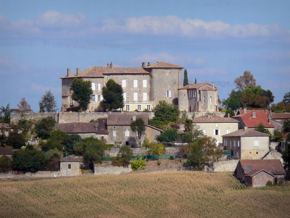 Guide du Tarn-et-Garonne - Paysages du Tarn-et-Garonne - Château de Marsac dominant les maisons du village de Marsac