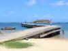 Tartane - Presqu'île de la Caravelle : plage de sable et ponton du village de pêcheurs, avec vue sur l'îlet Tartane et l'océan Atlantique 
