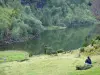 Teich Lers - Blick auf den Teich, auf das Gras und die Bäume am Wasserrand; im Regionalen Naturpark der Ariège Pyrenäen, im Couserans, auf der Gemeinde Le Port