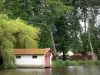 Teich von Soustons - Bootshütte (Bootshaus) am Wasserufer und Ufer bepflanzt mit Bäumen