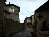 Ternand - Ruelle en escalier bordée de maisons, dans le Pays des Pierres Dorées (Pays Beaujolais)