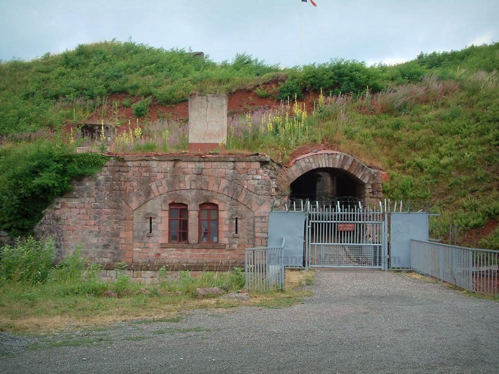 Guide du Territoire de Belfort - Fort de Giromagny - Entrée du fort Dorsner recouvert d'herbage