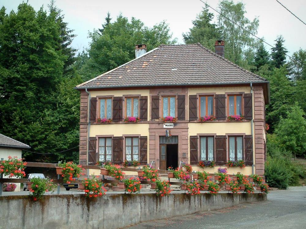 Guide du Territoire de Belfort - Villages fleuris - Maison (mairie) ornée de fleurs (géraniums)