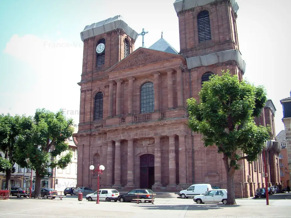 Guia do Território de Belforte - Belfort - Catedral de St. Christopher com a sua praça adornada com árvores