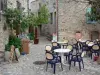 Teve - Terraço de café e casas de pedra da aldeia