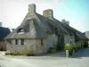 Thatched cottages - Stone house with thatched roof lined with plants, in Kerascoët