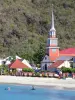 The Anses-d'Arlet - Torre sineira da igreja de Saint-Henri, praia arenosa e mar do Caribe