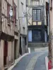 Thiers - Alley in de oude stad waar zich huizen met houten zijkanten