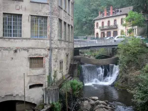 Thiers - Valley Mills, de holte van de hel: oude fabriek van de Creux de l'Enfer de behuizing van de Centrum voor Hedendaagse Kunst van Thiers, en een waterval van de rivier Durolle