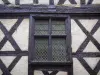 Thiers - Verticale raamstijlen venster en vakwerk huis van Pirou