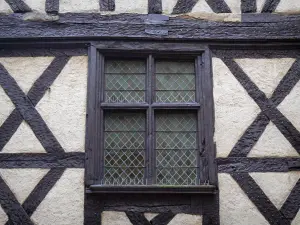 Thiers - Verticale raamstijlen venster en vakwerk huis van Pirou