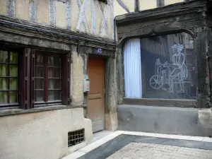 Thiers - Hout-framed huis en etalage versierd met een patroon dat een slijpmachine
