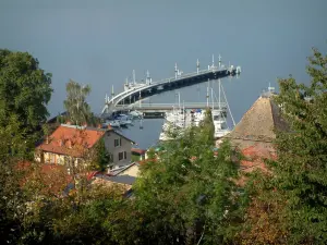 Thonon-les-Bains - Gli alberi in primo piano, tetti di case, porto turistico e del Lago di Ginevra