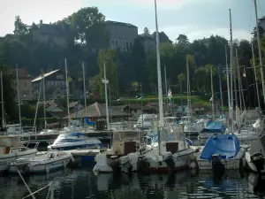 Thonon-les-Bains - Canottaggio e vela marina, case dei pescatori nel quartiere di Rives, alberi ed edifici nella città alta