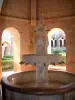 Thoronet修道院 - 普罗旺斯罗马风格的修道院修道院：六角亭的喷泉（洗脸盆）俯瞰修道院