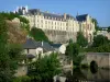 Thouars - Fassade des Schlosses der Herzöge de la Trémoïlle (Oberschule Marie de la Tour d'Auvergne), heilige Kapelle Notre-Dame (Schlosskapelle), Häuser, Brücke Chouans (Bogen der mittelalterlichen Brücke) überspannend den Fluss Thouet, und Bäume am Flussufer