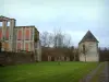 Thury-Harcourt城堡 - 城堡，教堂，草坪和树的废墟，在诺曼底瑞士