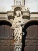 Tonnerre - Standbeeld van Sint-Pieter op de trumeau van het portaal van de kerk Saint-Pierre