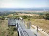 Toren van Albon - Voetgangersbrug omzoomd met verklarende panelen, met uitzicht op de Rhônevallei