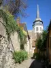 Toucy - Klokkentoren van de kerk Saint-Pierre en huizen in de stad