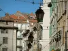 Toulon - Lâmpadas e fachadas de casas na cidade velha