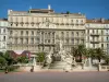 Toulon - Praça da Liberdade: fonte da Federação com seus jatos de água, palmeiras e fachada do Grand Hotel