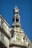 Toulon - Cidade de construção com uma torre coberta com um relógio