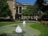 Toulouse - Capitole abritant l'hôtel de ville (mairie), donjon du Capitole et jardin avec bassin d'eau