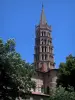 Toulouse - Clocher octogonal de la basilique Saint-Sernin de style roman et arbres