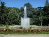 Toulouse - Jardin du Grand Rond : bassin avec jets d'eau, fleurs, lampadaire et arbres